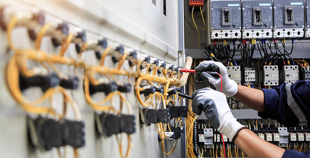 Professional Electrician technician working in Mason City, IA